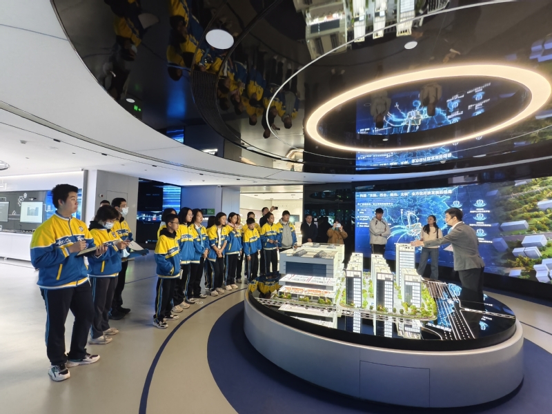 附属学校组织师生到桂电南宁研究...