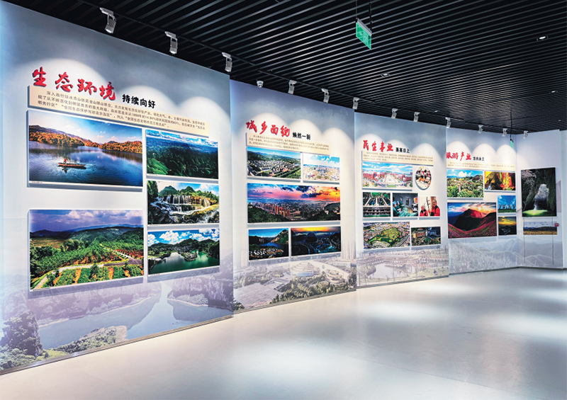 贵州毕节曾是西部贫困地区的典型。在毕节试验区的建设发展过程中,统一战线广泛参与、倾力相助,作出了重要贡献。毕节试验区同心展览馆展陈,生动展示中国共产党领导的多党合作和政治协商制度在毕节试验区的成功实践,展示统一战线参与支持毕节试验区建设所取得的成效。图为2025年6月27日拍摄的同心展览馆部分展陈。