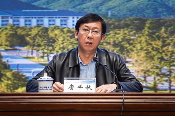 我校召开传达贯彻全国两会精神大会暨全体中层领导干部会议（图）