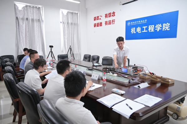 我校首批以实践成果申请学位的硕...