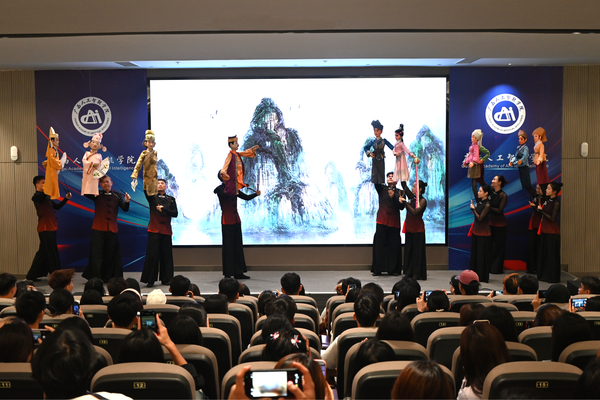 广西木偶剧团到桂电南研院开展演...